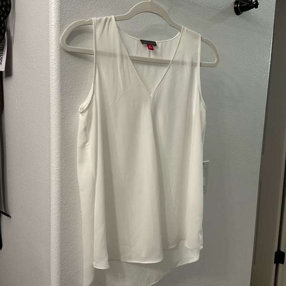 White XS Vince Camuto flowy top - Picture 2 of 3